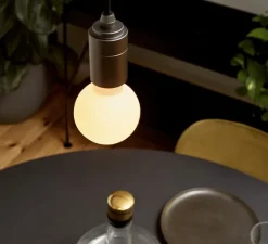 Ampoule*Tala Ampoule LED, E27, Sphere II, 6W, Dim to Warm, 2000-2800K, , 480lm, IP54, Ø7,5cm, H11,2cm - Porcelaine