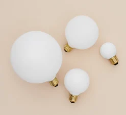 Ampoule*Tala Ampoule LED, E27, Sphere II, 6W, Dim to Warm, 2000-2800K, , 480lm, IP54, Ø7,5cm, H11,2cm - Porcelaine