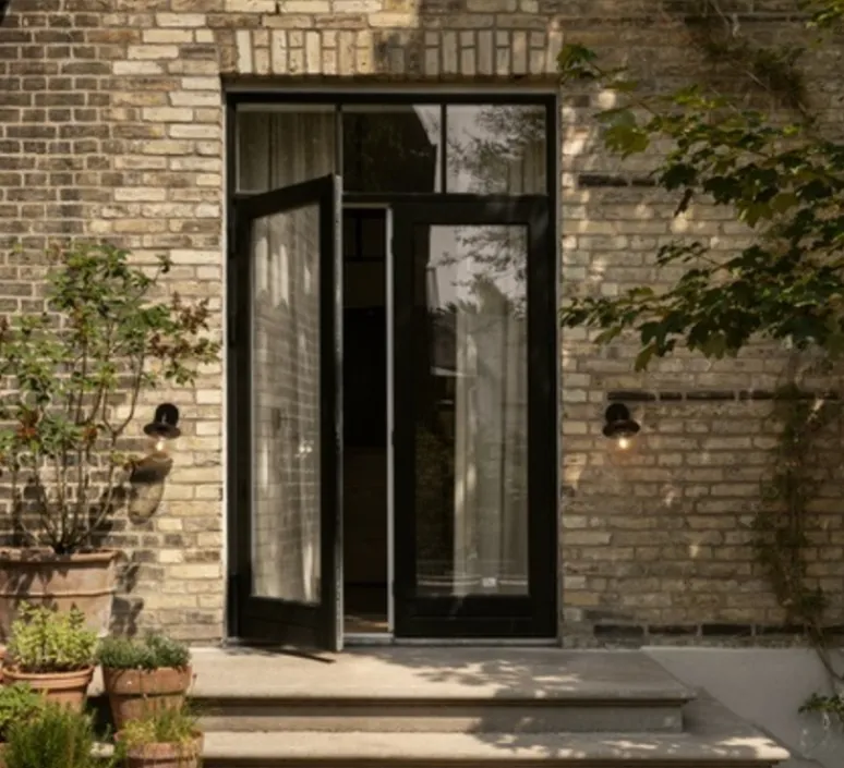 Applique*Nuura Applique d'extérieur, LIILA , , IP54, Ø14cm, H26cm - noir, globe transparent