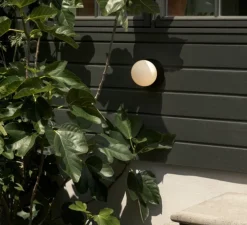 Applique d'extérieur, Liila 1, noir mat, globe opalin, IP54, Ø14cm, H16,5cm - Nuura