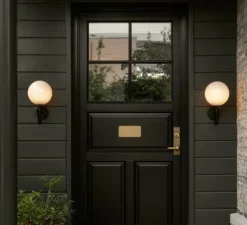 Applique d'extérieur, Miira, noir mat, globe opalin, IP54, Ø20cm, H35cm - Nuura