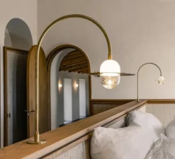 Applique*Contain Applique murale, Alba Curve Arm, , L15cm, H22cm - laiton brossé, verre transparent