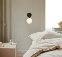 Applique murale, Apiales, noir satiné, verre opalin, L19,6cm, H23,3cm - Nuura