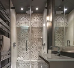 Applique murale, Arezzo Wall, blanc, chrome, IP44, L10cm, H20,8cm - Astro