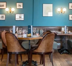 Applique*Mullan Lighting Applique murale, Ben, à deux bras, antique, globe opale, L33cm, H30cm - laiton