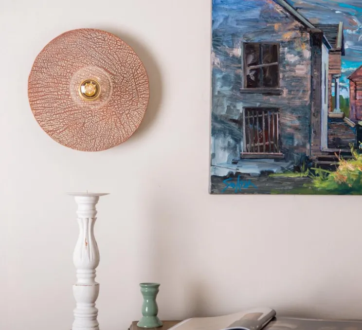 Applique murale, Bog Oak céramique organique, rouge fer et laiton satiné, rouge fer, laiton satiné, Ø28cm, H28cm - Mullan Lighting