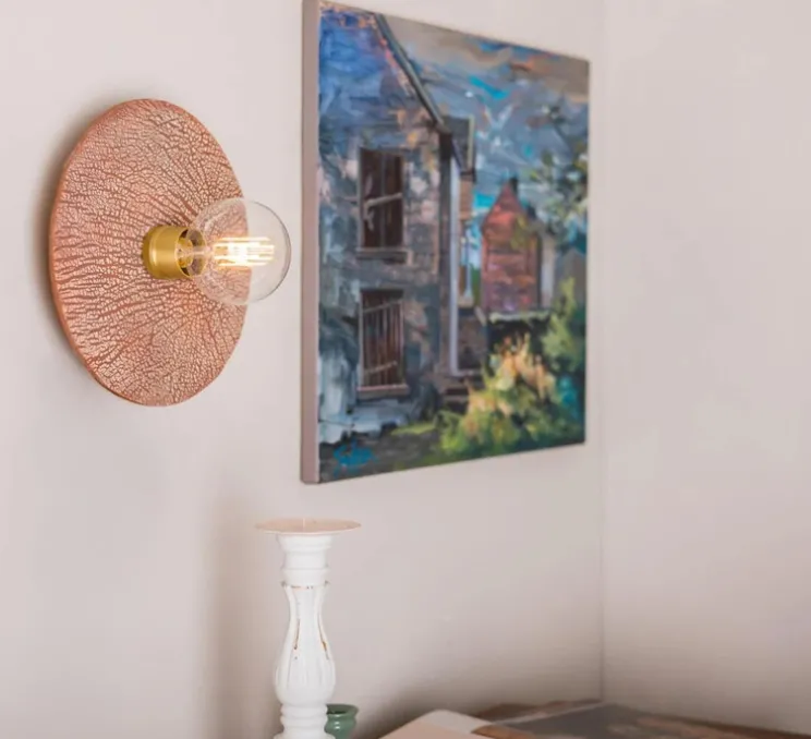 Applique murale, Bog Oak céramique organique, rouge fer et laiton satiné, rouge fer, laiton satiné, Ø28cm, H28cm - Mullan Lighting