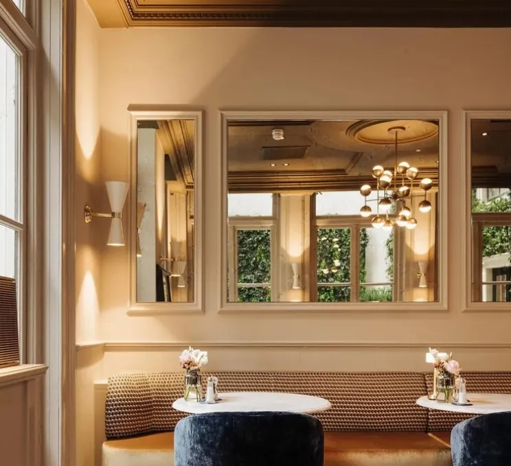 Applique murale, Cairo, blanc mat poudré, laiton poli, Ø14cm, H33cm - Mullan Lighting