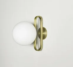 Applique*Eno Studio Applique murale, Cime, laiton, L20cm, H30cm - laiton, globe opalin