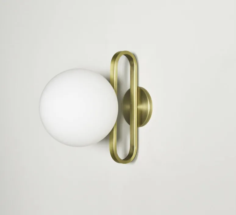 Applique*Eno Studio Applique murale, Cime, laiton, L20cm, H30cm - laiton, globe opalin