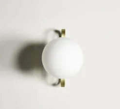 Applique*Eno Studio Applique murale, Cime, laiton, L20cm, H30cm - laiton, globe opalin