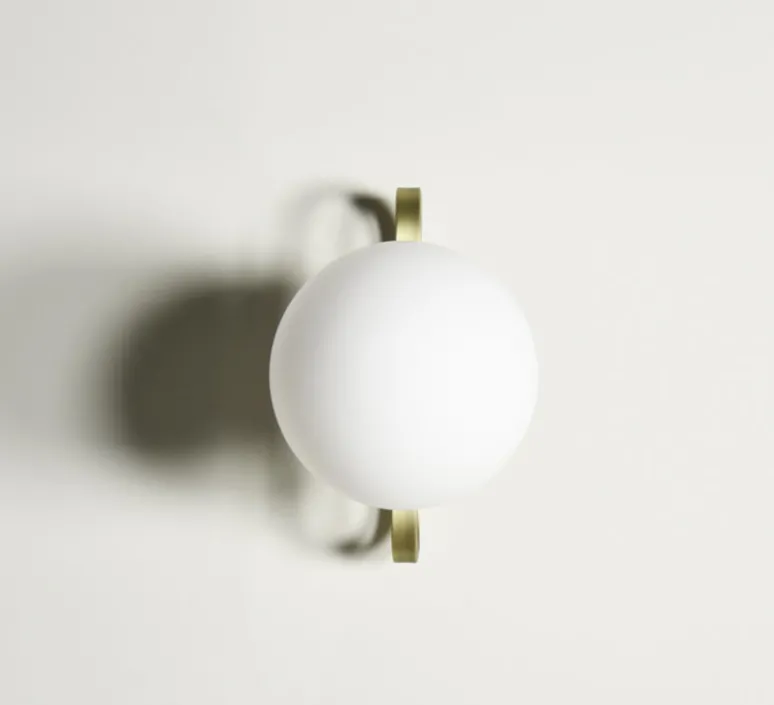 Applique*Eno Studio Applique murale, Cime, laiton, L20cm, H30cm - laiton, globe opalin