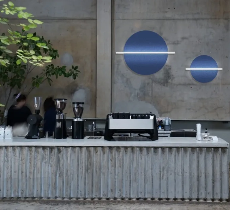 Applique*Penta Applique murale, Hang Out, ronde, large, , LED, dim, 2700K, 1561 lm, L106cm, H80cm - bleu clair