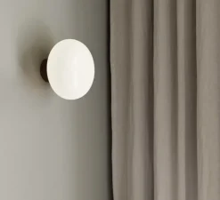 Applique murale, Karl Johan, verre opal blanc, chêne, Ø18cm, H23cm - New Works