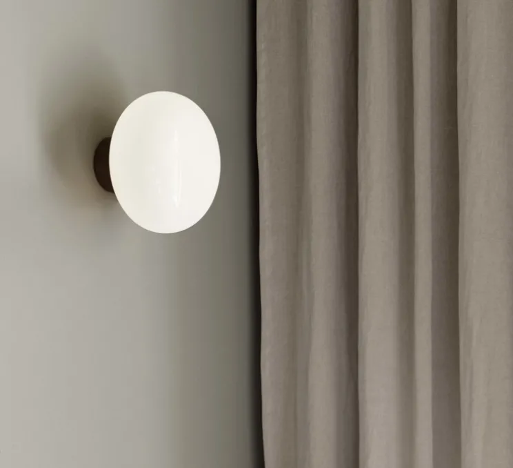 Applique murale, Karl Johan, verre opal blanc, chêne, Ø18cm, H23cm - New Works