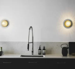 Applique murale, Liila 1 medium, or, transparent, IP44, Ø16,5cm, H17cm - Nuura