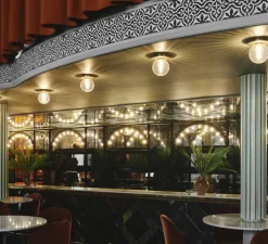 Applique murale, Liila 1 medium, or, transparent, IP44, Ø16,5cm, H17cm - Nuura