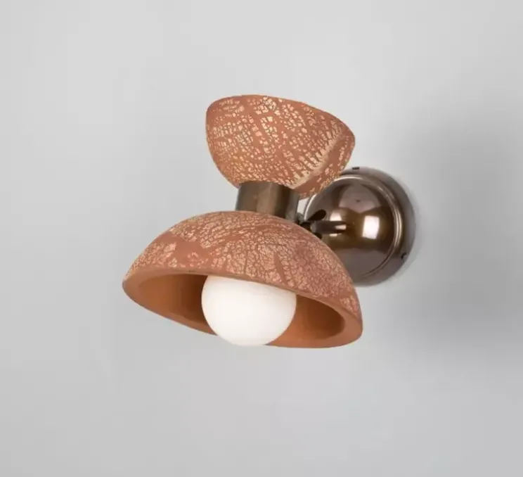 Applique murale, Nakaii, rouge fer, laiton antique, L20cm, H24cm - Mullan Lighting