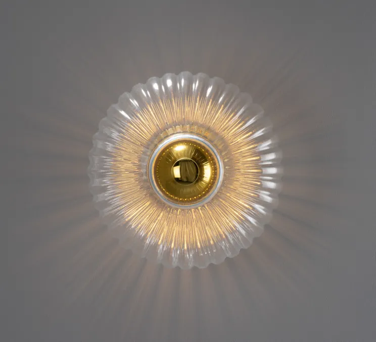 Applique murale, Neith, verre cannelé transparent, laiton satiné, Ø30cm, H30cm - Mullan Lighting