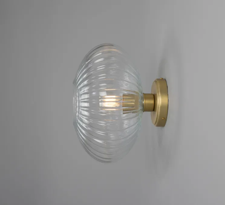 Applique murale, Neith, verre cannelé transparent, laiton satiné, Ø30cm, H30cm - Mullan Lighting