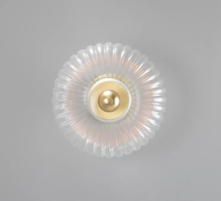 Applique murale, Neith, verre cannelé transparent, laiton satiné, Ø30cm, H30cm - Mullan Lighting