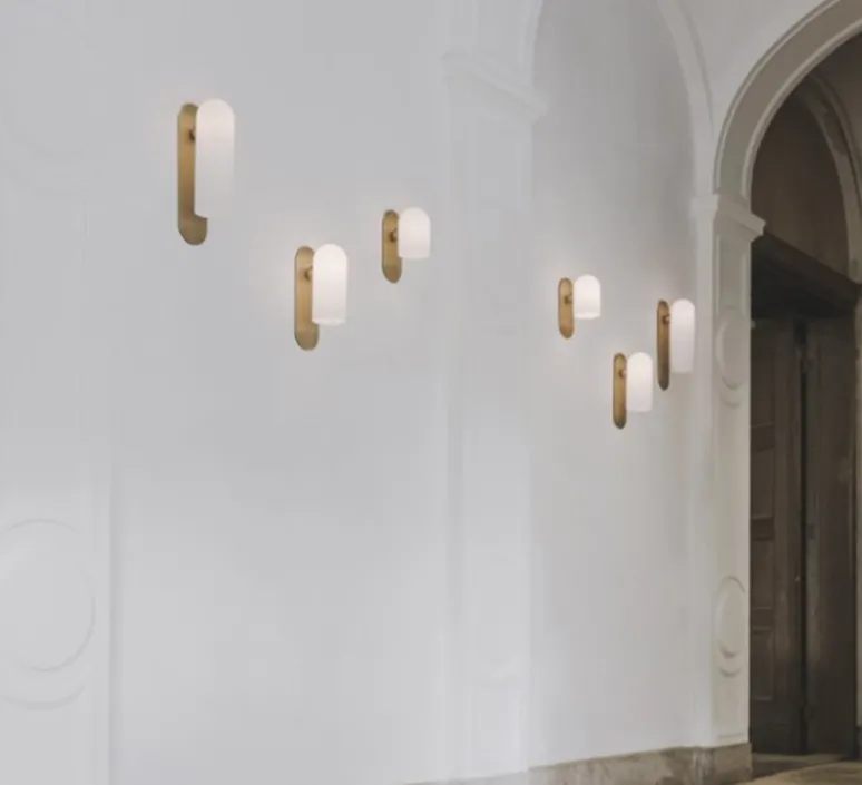 Applique*Schwung Applique murale, Odyssey Medium, opalin et laiton, L10,5cm, H30,5cm - opalin et laiton poli