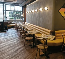 Applique murale ou plafonnier, Liila 1 medium, or, blanc opalin, IP44, Ø16,5cm, H17cm - Nuura