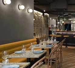 Applique murale ou plafonnier, Liila 1 medium, or, blanc opalin, IP44, Ø16,5cm, H17cm - Nuura