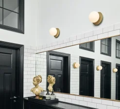 Applique murale ou plafonnier, Liila 1 medium, or, blanc opalin, IP44, Ø16,5cm, H17cm - Nuura