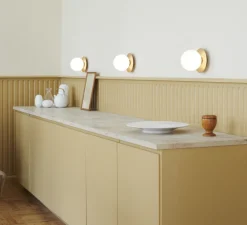 Applique murale ou plafonnier, Liila 1 medium, or, blanc opalin, IP44, Ø16,5cm, H17cm - Nuura