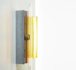 Applique*Brokis Applique murale, Overlay M, , L15,8cm, H50cm - verre ambre brillant, base béton anthracite