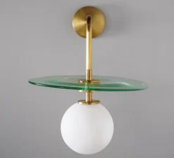 Applique murale, Plat Mini, laiton brossé, verre transparent vert, globe opalin, L22,5cm, P26cm - Contain