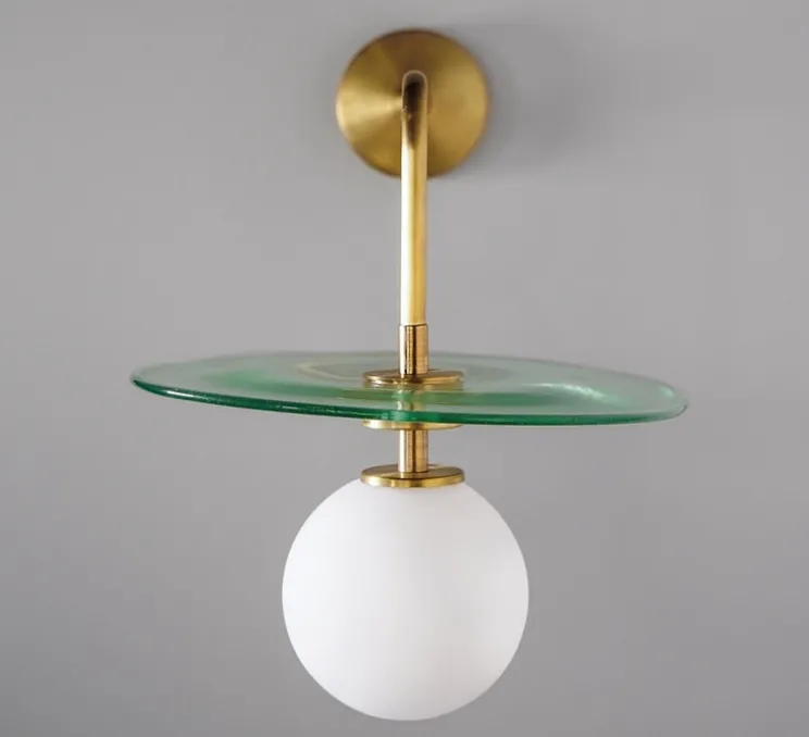 Applique murale, Plat Mini, laiton brossé, verre transparent vert, globe opalin, L22,5cm, P26cm - Contain