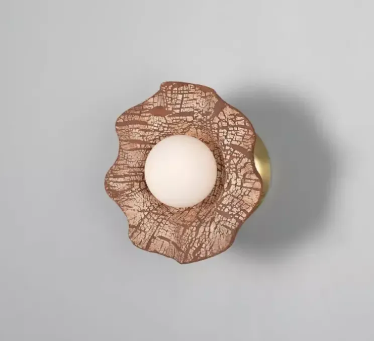 Applique murale, Rivale, abat-jour en céramique ondulée, rouge fer, laiton satiné, Ø21cm, H21cm - Mullan Lighting