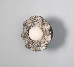 Applique*Mullan Lighting Applique murale, Rivale, abat-jour en céramique ondulée, , globe opal, Ø21cm, H21cm - argile noir, laiton antique
