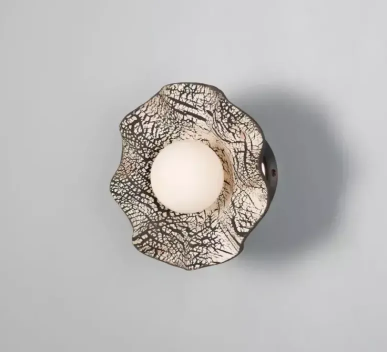 Applique*Mullan Lighting Applique murale, Rivale, abat-jour en céramique ondulée, , globe opal, Ø21cm, H21cm - argile noir, laiton antique