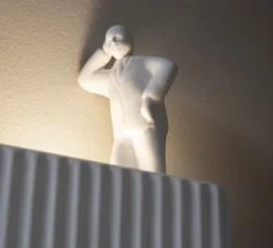 Applique*Karman Applique murale, Umarell, avec personnage adossé, , LED, 2700K, 1282 lm, L18cm, H28cm - blanc mat