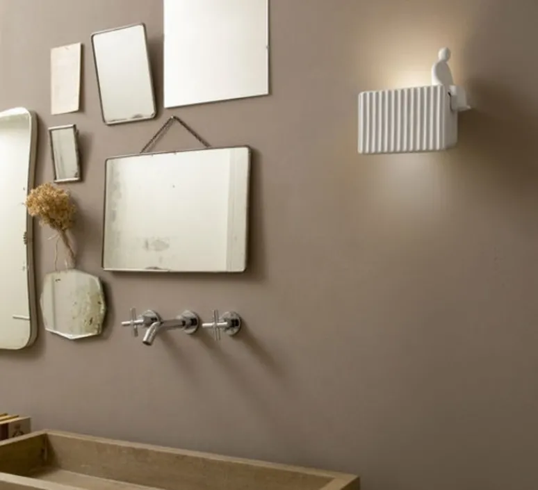 Applique*Karman Applique murale, Umarell, avec personnage assis, , LED, 2700K, 1282 lm, L18cm, H26cm - blanc mat