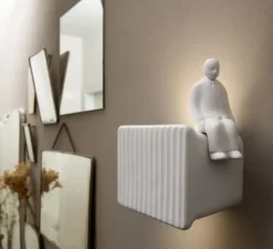 Applique*Karman Applique murale, Umarell, avec personnage assis, , LED, 2700K, 1282 lm, L18cm, H26cm - blanc mat