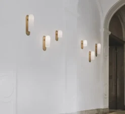 Applique*Schwung Applique, Odyssey Small, , L10,5cm, H23cm - opalin et laiton poli