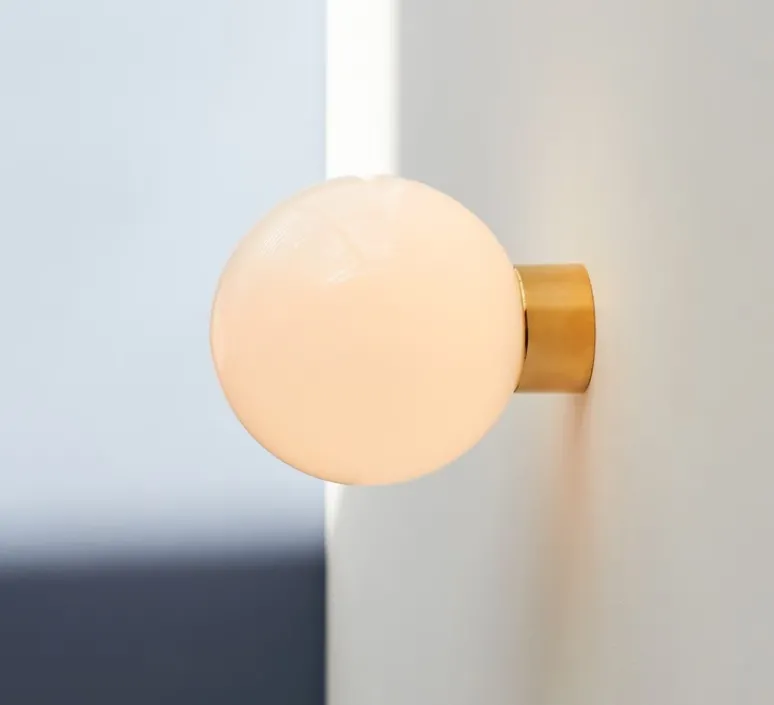 Plafonnier & Spot|Applique*Anastassiades Studio Applique ou plafonnier, Sconce 150, , Ø15cm, H18cm - laiton poli, verre opalin