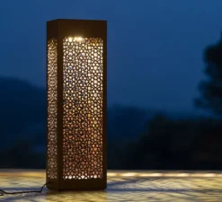 Lampadaire*Roger Pradier Borne, Hogar Moucharabieh N°7, avec prise électrique, , IP67, LED, 2700K, 2376 lm, L25cm, H81,4cm - rouille