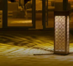Lampadaire*Roger Pradier Borne, Hogar Moucharabieh N°7, avec prise électrique, , IP67, LED, 2700K, 2376 lm, L25cm, H81,4cm - rouille