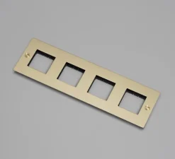 Prise*Buster & Punch Façade, Buster, Quadruple horizontal, Laiton, Sans insert, L30,3cm, H9cm -