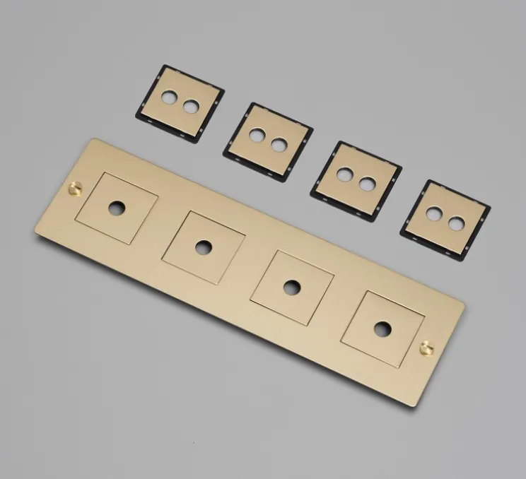 Façade, Buster, Quadruple horizontal, Laiton, Avec insert, L30,3cm, H9cm - Buster & Punch