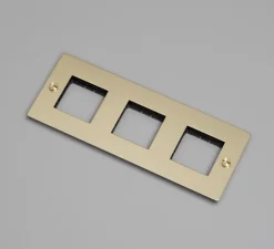 Prise*Buster & Punch Façade, Buster, Triple horizontal, Laiton, Sans insert, L23,2cm, H9cm -