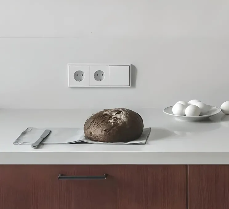 Interrupteur et Prise, LS 990, Triple horizontal, Blanc mat, Prise-2P+T, x2, Va-et-vient x1, Blanc mat, L22,3cm, H8,1cm - Jung