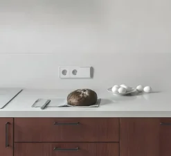 Interrupteur et Prise, LS 990, Triple horizontal, Blanc mat, Prise-2P+T, x2, Va-et-vient x1, Blanc mat, L22,3cm, H8,1cm - Jung