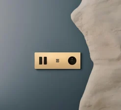 Interrupteur et Prise, M, Triple horizontal, Laiton brossé, Va-et-vient ou poussoir x2, Prise-USB A x2, Prise-PC x1, Noir, L22,2cm, H8cm - Modelec