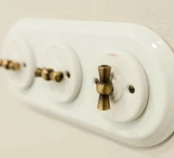 Interrupteur, Garby Colonial, Triple horizontal, Porcelaine blanc, Va-et-vient x3, Métal vieilli, L26,4cm, H17cm - Fontini